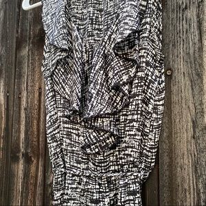 Forever 21 black & white dress w/ front ruffles👗